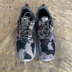 PRICE DROP Nike Women’s Roshe Run Armory Blue Camo